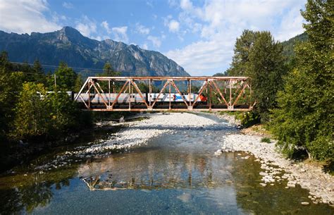 US Train Travel: 10 Iconic Rides Across America