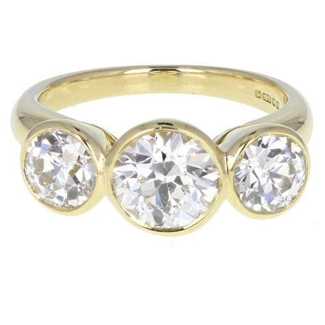 Bezel Set Diamond Three Stone 18ct Gold Ring For Sale at 1stdibs