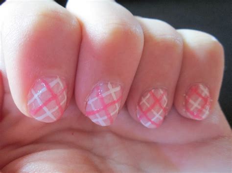 PiggieLuv: Pink stripes nail art