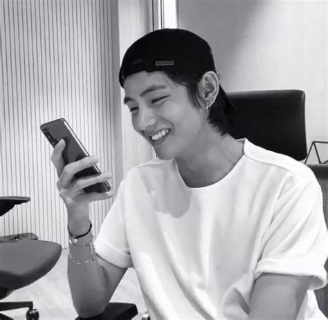 His smile 😍😍😍 Kim Taehyung 2020 V live | Wattpad