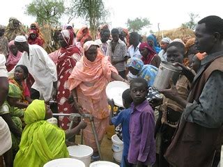 Refugees queue for water in the Jamam camp, South Sudan | Flickr