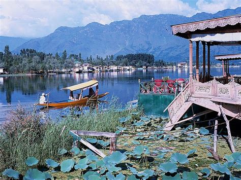 Dal Lake (Srinagar): All You Need to Know BEFORE You Go