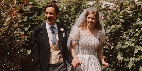 Princess Beatrice's Wedding Dress Was Vintage From the Queen | ELLE Canada Magazine | Beauty ...