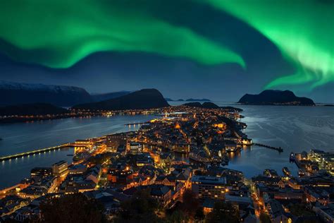 Northern lights over Bergen, Norway : r/BeAmazed