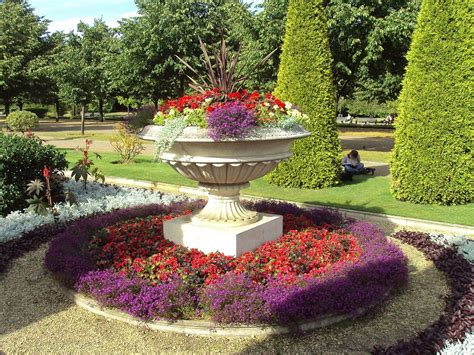 Пин от пользователя Flowers In Heart на доске Large Vases | Сад в контейнерах, Клумбы, Цветники