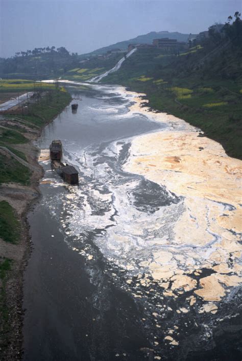 26 Shocking Photos Of The Pollution In China's Yangtze River