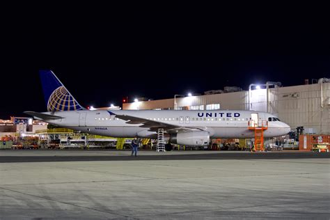 United Airlines 1998 Airbus 320 N446UA c/n 834 at San Francisco Airport ...