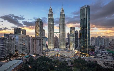 Petronas Twin Towers in Kuala Lumpur - Discover the Skyscraper