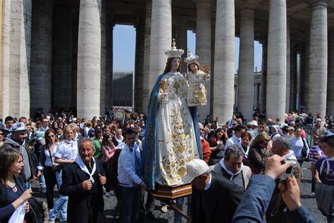 Orbis Catholicus Secundus: Catholic Culture: May Procession and Crowning