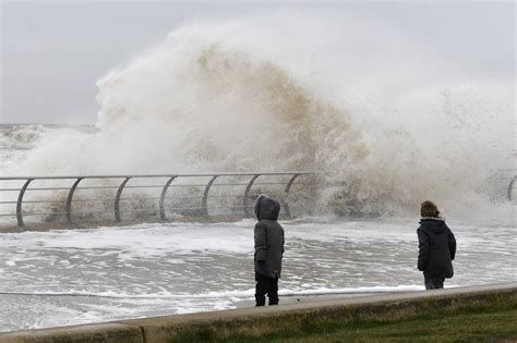 Gale force winds, icy weather and gigantic swells: Cold front hits ...