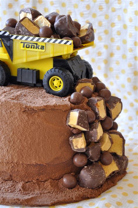 {one pretty pin} Construction birthday cake | Chickabug