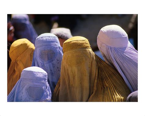 Alfred Yaghobzadeh Photography | Afghan women in colorful burqas ...