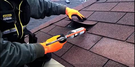 How To Repair A Leaking Roof From The Inside / 6 Signs Of A Leaking Roof | Roof Leak Repairs ...