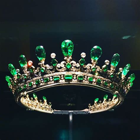 Queen Victoria’s 1845 emerald diadem designed by Prince Albert last ...