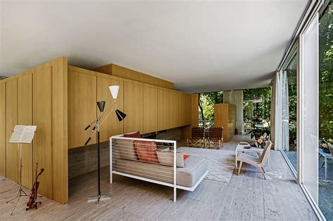 Mies’s iconic Farnsworth House goes back to its original interiors for new show - The Spaces