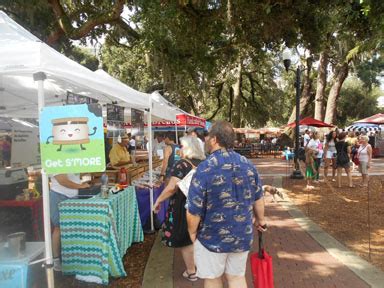 Lake Eola Park hosts Farmers Market - Lucy Tobias