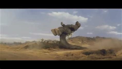 Godzilla vs Megalon Dropkick scene. Godzilla lanzando patadas contra ...