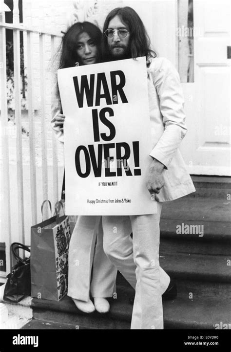 John Lennon and Yoko Ono protest Stock Photo: 69445012 - Alamy