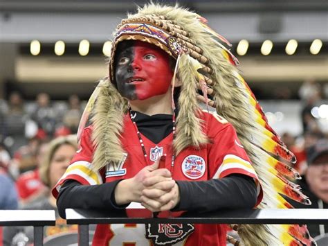 Deadspin ripped for outrage over young Chiefs fan with painted face ...