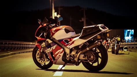 RVF400 V4 straight exhaust 芯抜きマフラー - YouTube