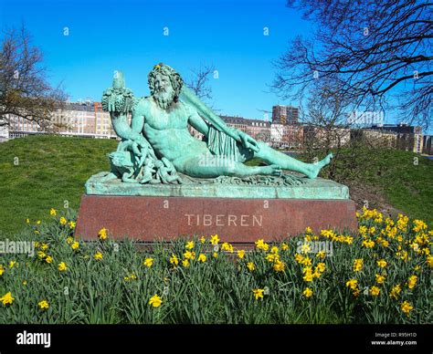 Replica roman statue hi-res stock photography and images - Alamy