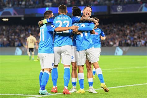 Napoli impressiona com início 100% na Champions e liderança na Itália ...