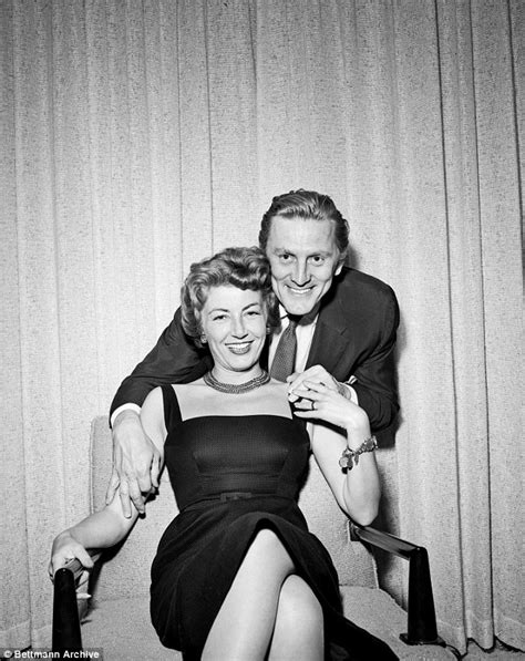 Kirk Douglas, 101 ans, et Anne Buydens, 99 ans, sont toujours ...