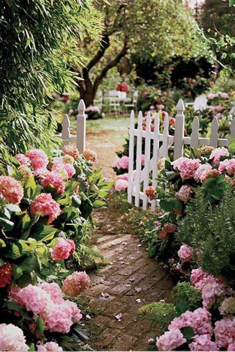 30+ Beautiful Romantic Garden Ideas That Make Will Love – 2000 Daily