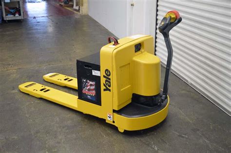 Lot #4: Yale 6000 lb Electric Pallet Jack w/ Charger - WireBids