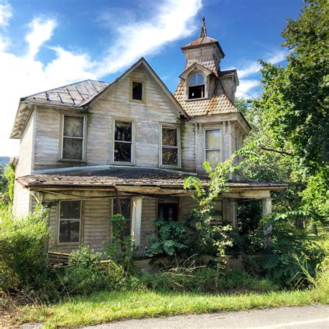 Simply stunning abandoned home in Thompsontown, Pennsylvania. : r ...