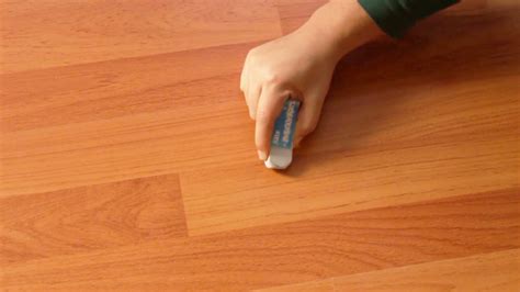 Làm sạch sàn gỗ laminate – wikiHow