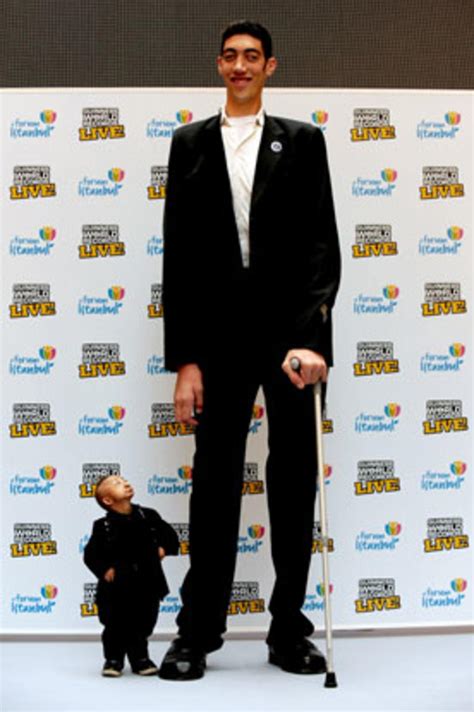 World's tallest man Sultan Kosen stops growing - CBS News