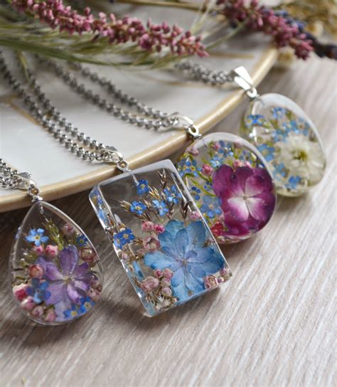 Pendants with hydrangea, forget-me-nots and rice flower in resin. - Diy ...