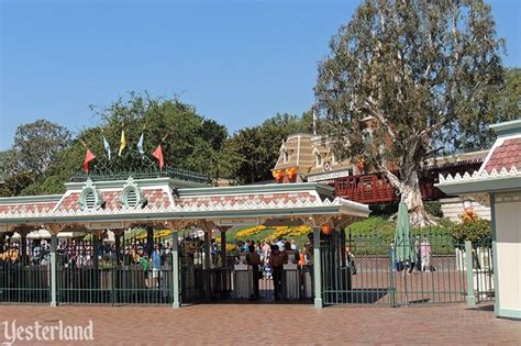 Disneyland Entrance Gate - dsullana.com