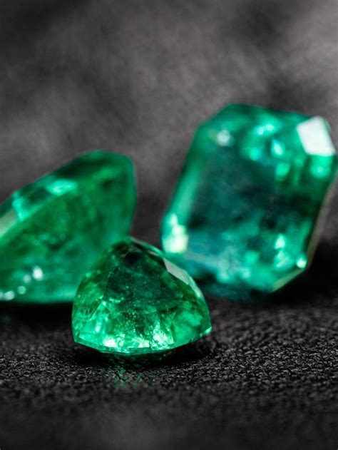 Symbolism of Emeralds: Healing Properties & Meanings | Sarah Scoop