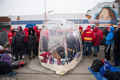 Hundreds of thousands of Chiefs fans line freezing Kansas City streets ...