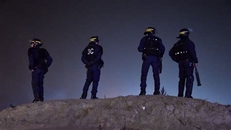 France detains Channel migrants after clashes with police