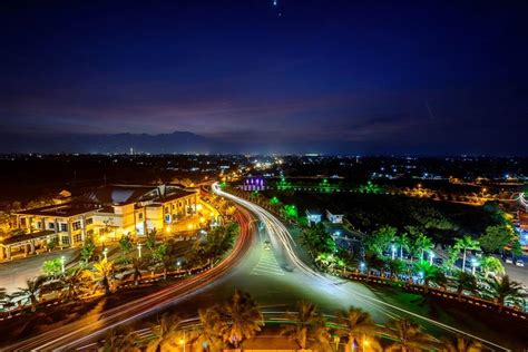 Pemandangan kota kediri dari atas monumen - LiburMulu.Com