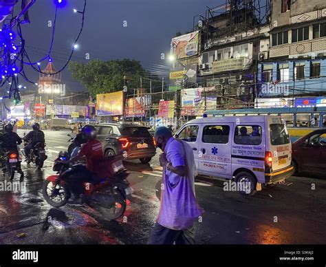 Street view of Kolkata city at night Stock Photo - Alamy