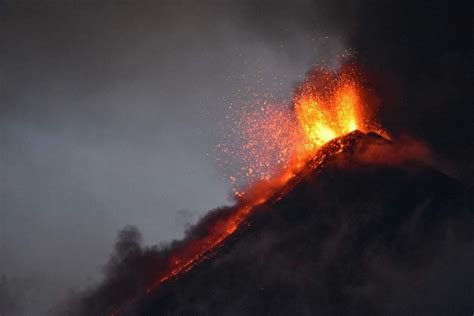 Fuego volcano strongly erupts in loud rumbling noises video - Strange ...