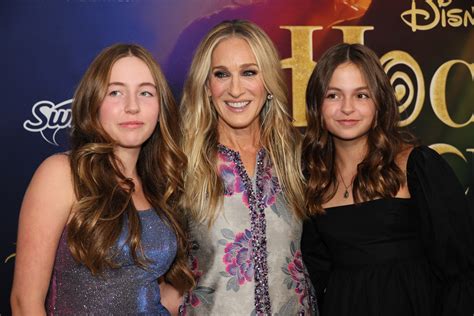 Sarah Jessica Parker Poses for Rare Photos With Twins for 'Hocus Pocus ...