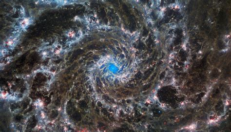 Webb Inspects the Heart of the Phantom Galaxy | ESA/Webb