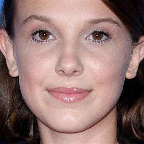 Millie Bobby Brown Makeup: Beige Eyeshadow, Black Eyeliner & Clear Lip ...