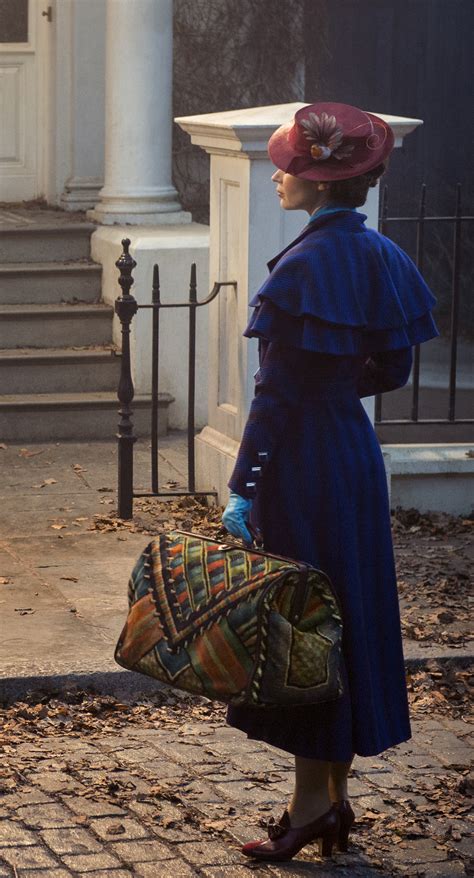 WORLDWIDE FIRST LOOK AT EMILY BLUNT AS MARY POPPINS IN "MARY POPPINS RETURNS" - Mary Poppins ...