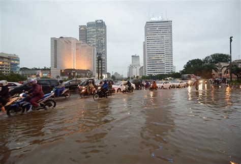 Indonesia Floods Leave At Least 10 Dead | Weather.com