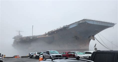 USS JFK (CV-67) looking ominous at work today [3222x1687] : r/WarshipPorn