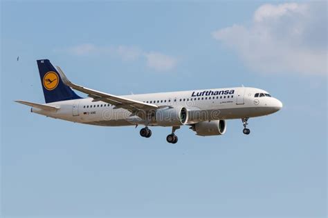 Airbus A320 Lufthansa Landing Editorial Stock Photo - Image of aircraft ...