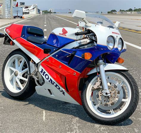 Photo of a Honda RC30 VFR750R (759852)