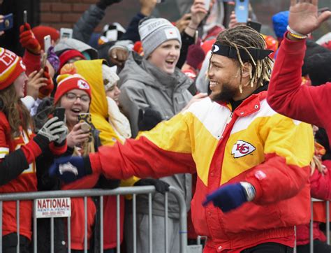 Thousands of fans gather in Kansas City for Chiefs Super Bowl parade