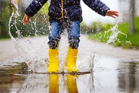 How to Play with Your Kids Outside on a Rainy Day - Baby Chick